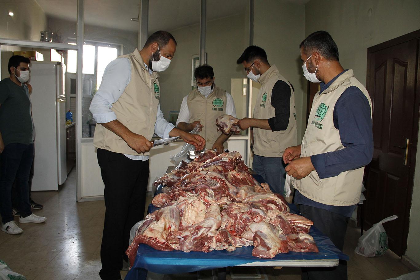 Bitlis Umut Kervanı yüzlerce aileye kurban etini ulaştırdı